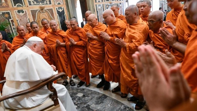 البابا فرنسيس يستقبل وفدًا من الرهبان البوذيين التايلانديين (VATICAN MEDIA Divisione Foto)