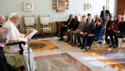 البابا فرنسيس يستقبل مجلس إدارة جامعة لويولا اليسوعية في شيكاغو ٢٠ أيار مايو ٢٠٢٤ (Vatican Media)