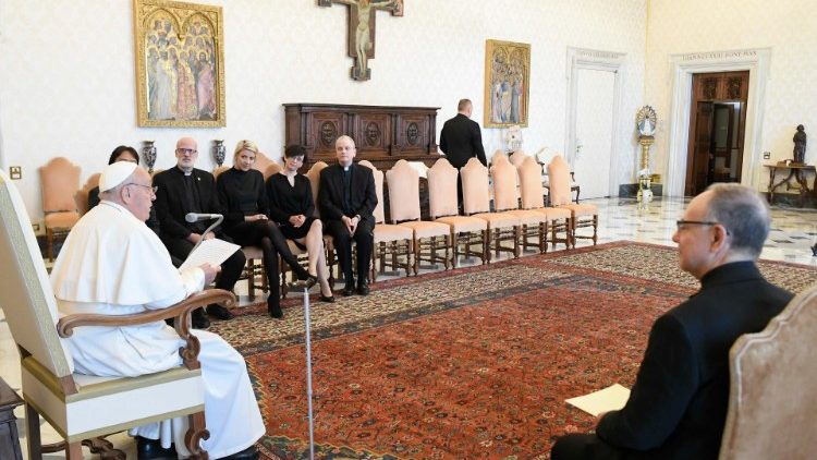 البابا فرنسيس يستقبل اللجنة الدولية للعمل التربوي التابعة للرهبنة اليسوعية ٢٤ أيار مايو ٢٠٢٤ (Vatican Media)