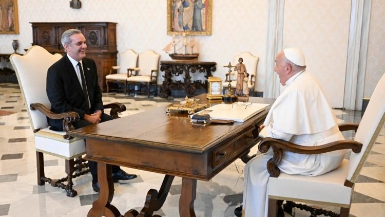 البابا فرنسيس يستقبل رئيس جمهورية الدومينيكان (Vatican Media)