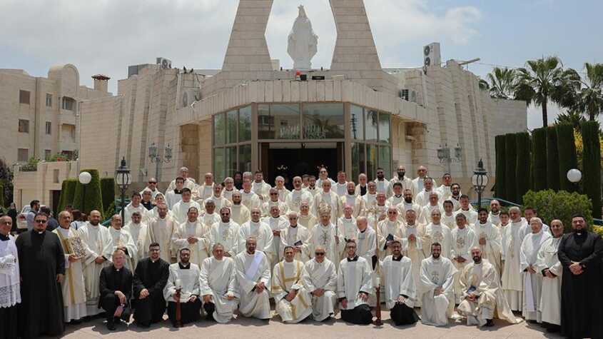 الكاردينال بيتسابالا يجري تعيينات رعويّة جديدة لكهنة البطريركيّة اللاتينيّة