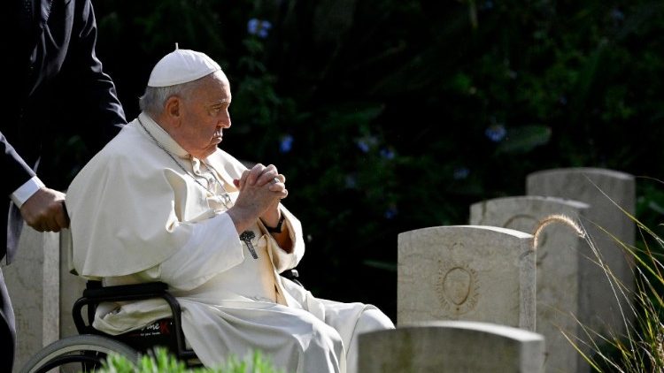 البابا فرنسيس في الذكرى الثمانين لإنزال نورماندي: من المثير القلق أن يكون هناك احتمال اندلاع نزاع عالمي جديد