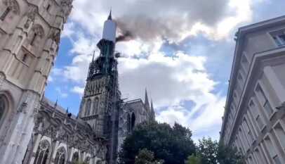 إخماد حريق في برج كاتدرائية مدينة روان الفرنسيّة