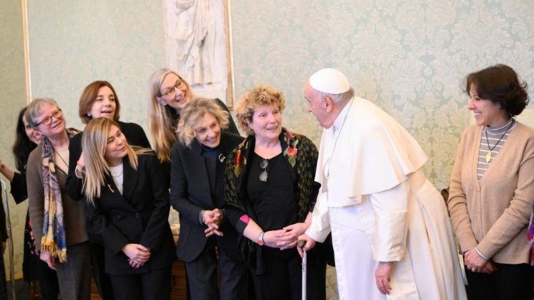 البابا يدعو للإصغاء إلى النساء اللواتي يعانين غالباً من عدم الإقرار بدورهن (VATICAN MEDIA Divisione Foto)