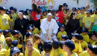 البابا فرنسيس يزور المركز الصيفي للأطفال في الفاتيكان ١٨ تموز يوليو ٢٠٢٤ (ANSA)
