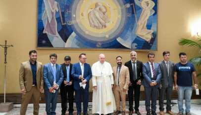 البابا يستقبل وفدا من الجالية الأفغانية في إيطاليا (Vatican Media)