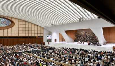 البابا فرنسيس في مقابلته العامة مع المؤمنين: لنستأنف نحن أيضا في كل مرة مسيرتنا بهذا اليقين المعزّي " ما مِن شيء يُعجز الله" (Vatican Media)