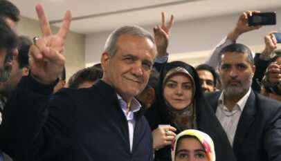 الكاردينال بارولين يجري اتصالا هاتفيا مع الرئيس الإيراني (AFP or licensors)