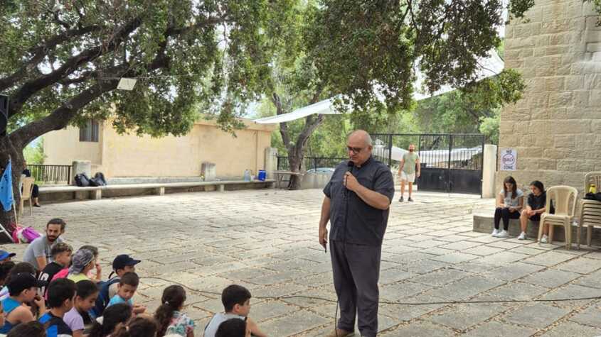 ببركة المطران يوسف سويف أقامت الحركة الرسولية المريمية، مجلس أم الرحمة طرابلس، فرقة أم المحبة بقرزلا، مخيماً لأطفال الرعية "الورود" بعنوان " شو في برّا "