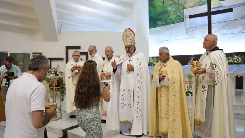 أحتفل المطران يوسف سويف بالقداس الالهي لمناسبة عيد أنتقال أمنا مريم العذراء بالنفس والجسد الى السماء في كنيسة سيدةالغسالة - القبيات