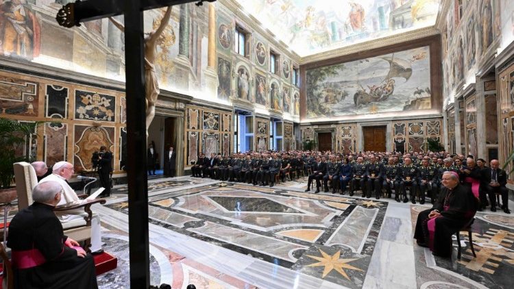 البابا فرنسيس يستقبل عناصر الحرس المالي الإيطالي ٢١ أيلول سبتمبر ٢٠٢٤ (VATICAN MEDIA Divisione Foto)