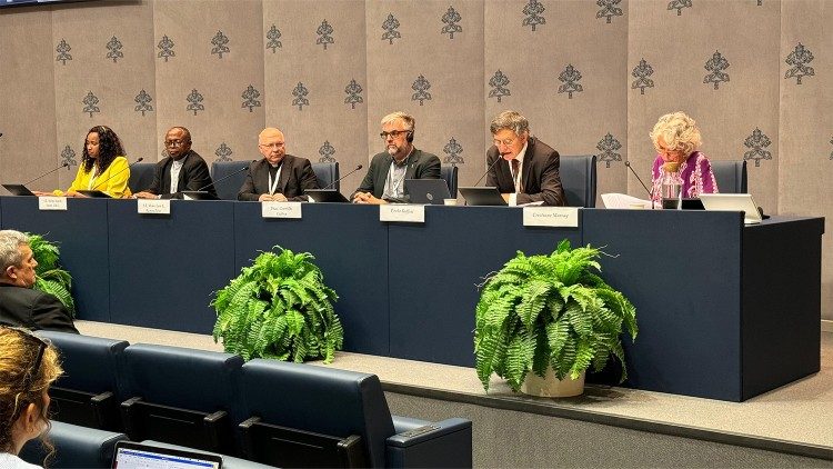 المؤتمر الصحفي اليومي حول أعمال السينودس ٩ تشرين الأول أكتوبر ٢٠٢٤