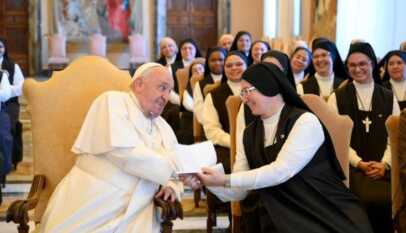 البابا فرنسيس يستقبل الجمعية الرهبانية Suore Carmelitane Messaggere dello Spirito Santo في الذكرى الـ ٤٠ لتأسيسها (VATICAN MEDIA Divisione Foto)