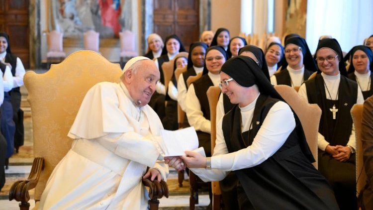 البابا فرنسيس يستقبل الجمعية الرهبانية Suore Carmelitane Messaggere dello Spirito Santo في الذكرى الـ ٤٠ لتأسيسها (VATICAN MEDIA Divisione Foto)
