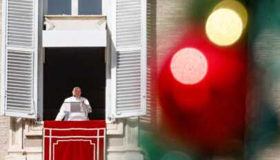 البابا يتلو التبشير الملائكي في عيد الحبل بلا دنس ويشجع المؤمنين على وضع ثقتهم في رحمة الله اللامتناهية (ANSA)