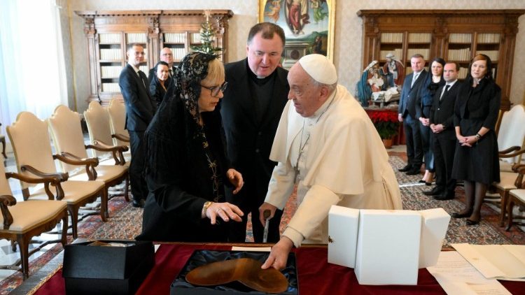 البابا فرنسيس يستقبل رئيسة جمهورية سلوفينيا (VATICAN MEDIA Divisione Foto)