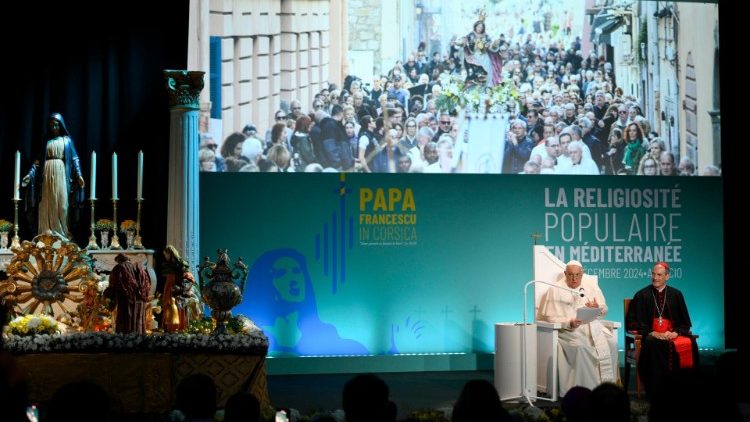 في إطار زيارته الرسولية إلى كورسيكا البابا فرنسيس يشارك في أجاسيو في اختتام مؤتمر التقوى الشعبية في المتوسط