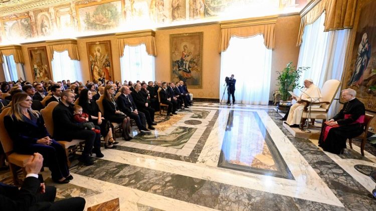 البابا فرنسيس يستقبل منظمي "الحفل الموسيقي مع الفقراء" والفنانين المشاركين فيه (VATICAN MEDIA Divisione Foto)