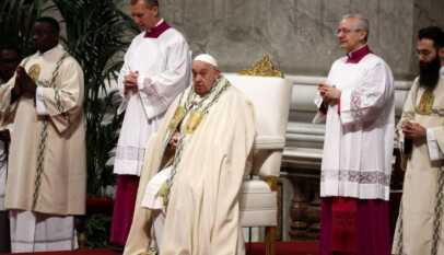 البابا فرنسيس يترأس القداس الإلهي في الفاتيكان مع الكرادلة الجدد