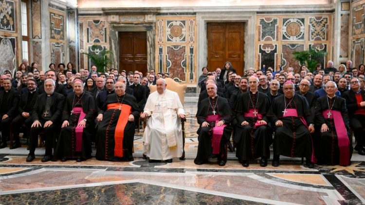 البابا فرنسيس يستقبل جماعة معهد سان باولو للدراسات اللاهوتية من مدينة كاتانيا في صقلية الإيطالية ٦ كانون الأول ديسمبر ٢٠٢٤ (VATICAN MEDIA Divisione Foto)
