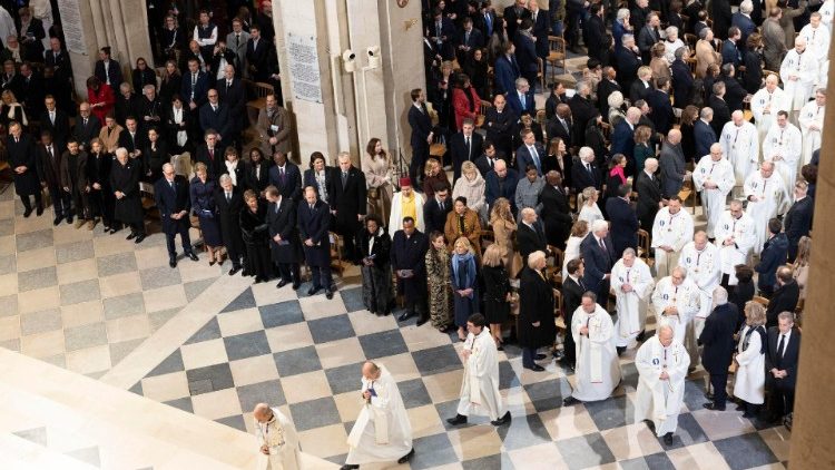 البابا فرنسيس يوجه رسالة إلى رئيس أساقفة باريس لمناسبة افتتاح كاتدرائية نوتردام